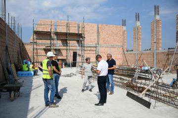 Konsultacje terenowe na budowie sali gimnastycznej w Zagorzycach